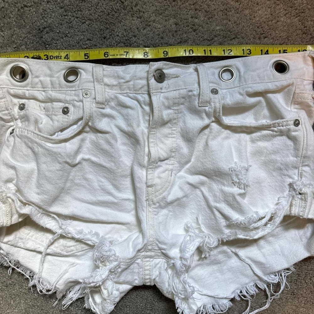 We The Free People Women's 28 White Cut Off Micro Short Grommet Waist Button Fly - Picture 4 of 7